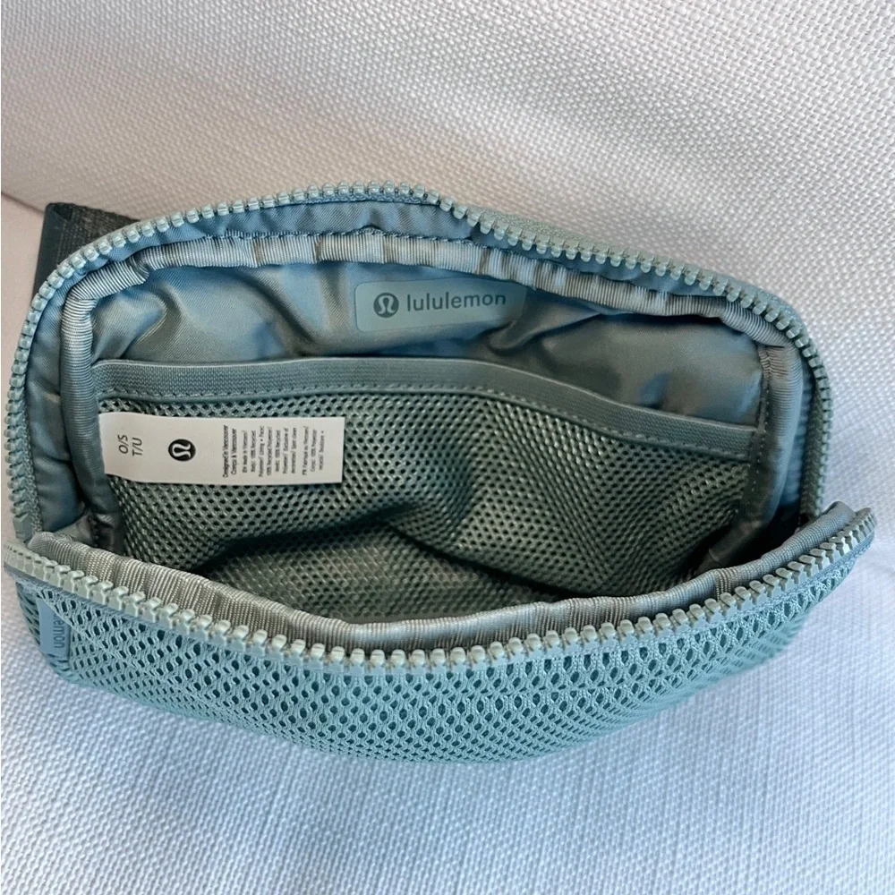 Lululemon Everywhere Belt Bag Knit Mesh Crater Blue NWT Crossbody Size 1L - Picture 5 of 5